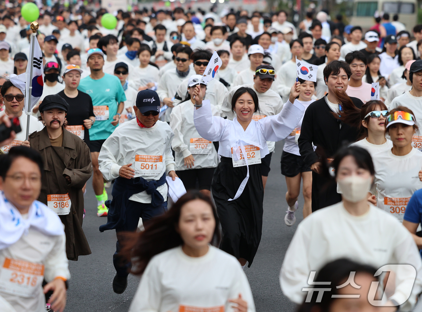 (서울=뉴스1) 황기선 기자 = 10일 오전 서울광장에서 열린 '2024 자유민주 마라톤'에서 참가자들이 태극기를 흔들며 출발하고 있다. 이번 마라톤은 코스별로 민주화운동 관련 역 …