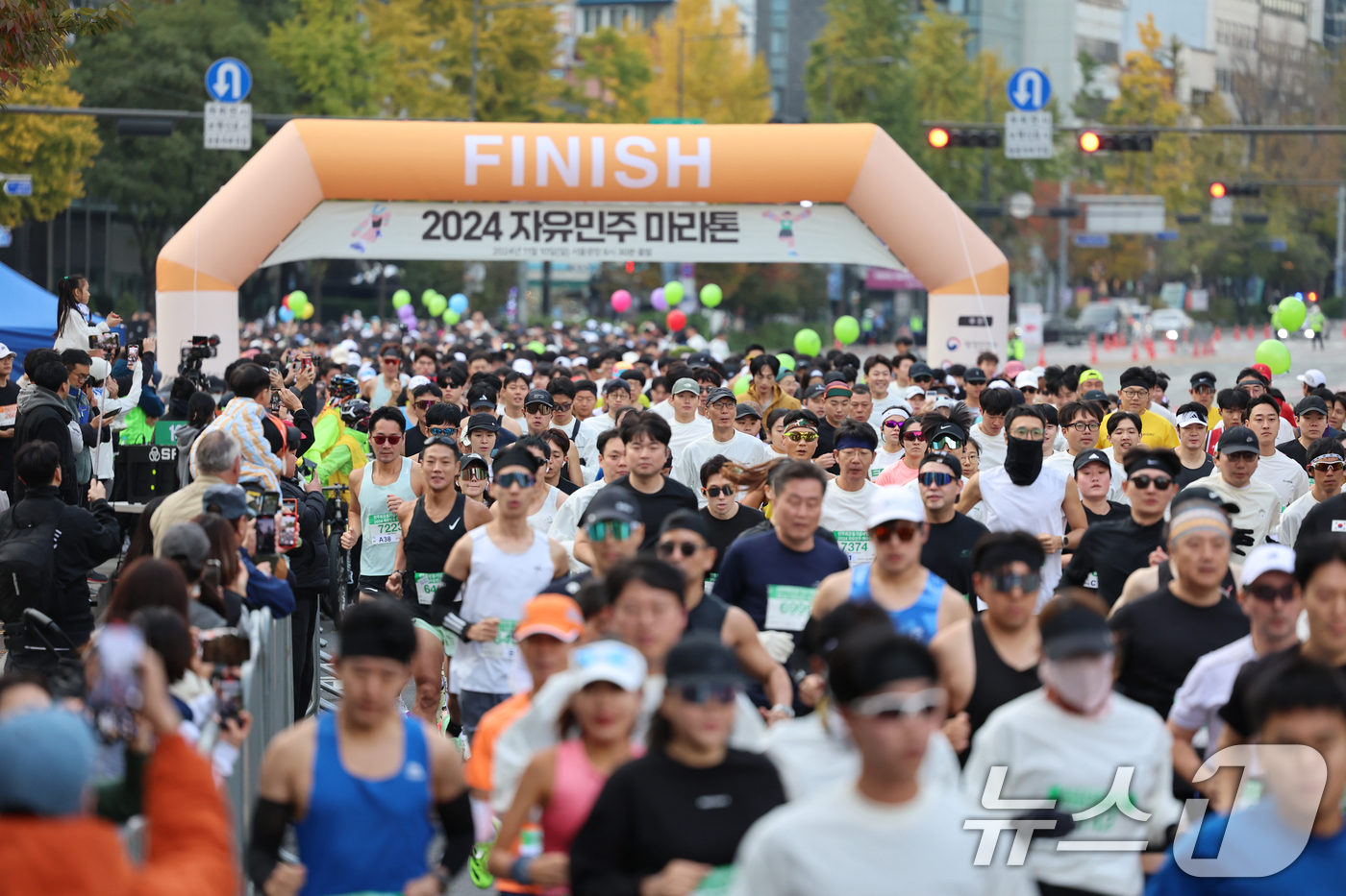 (서울=뉴스1) 황기선 기자 = 10일 오전 서울광장에서 열린 '2024 자유민주 마라톤'에서 참가자들이 힘차게 출발하고 있다.이번 마라톤은 코스별로 민주화운동 관련 역사적 장소, …