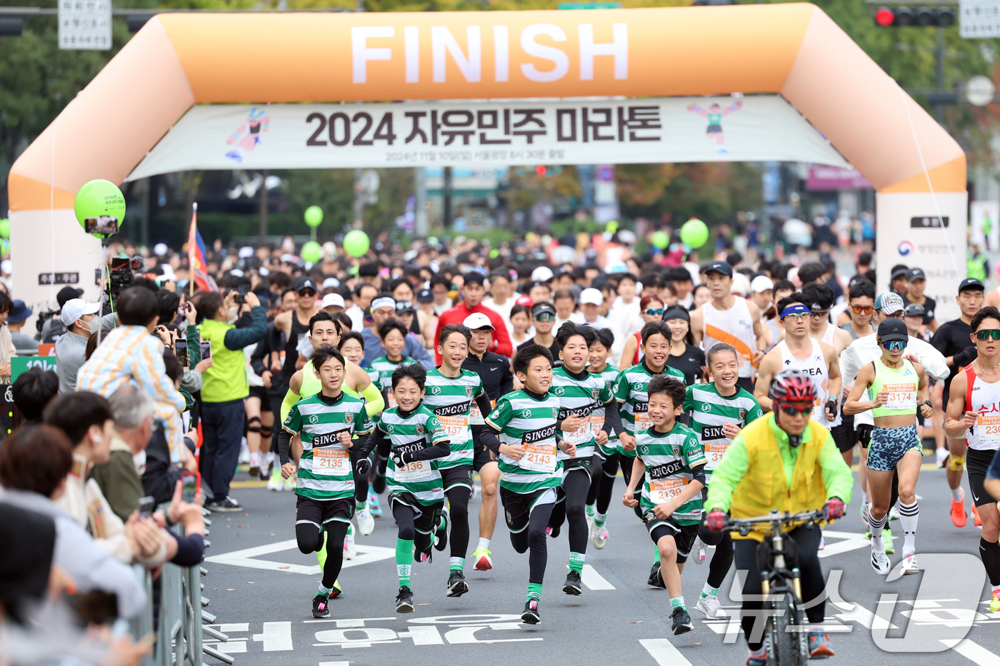 (서울=뉴스1) 황기선 기자 = 10일 오전 서울광장에서 열린 '2024 자유민주 마라톤'에서 참가자들이 힘차게 출발하고 있다.이번 마라톤은 코스별로 민주화운동 관련 역사적 장소, …