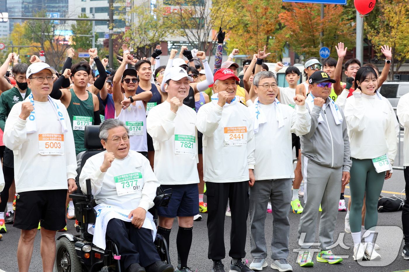 (서울=뉴스1) 황기선 기자 = 10일 오전 서울광장에서 열린 '2024 자유민주 마라톤'에서 내빈들이 파이팅을 외치고 있다.왼쪽세번째 부터 안철수 국민의힘 의원, 이재오 민주화운 …