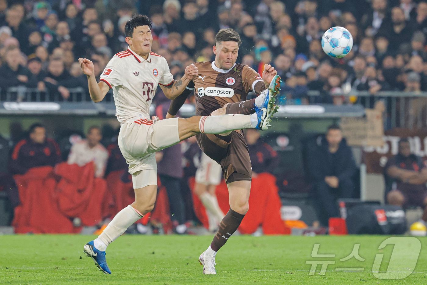 바이에른 뮌헨의 김민재&#40;왼쪽&#41;ⓒ AFP=뉴스1