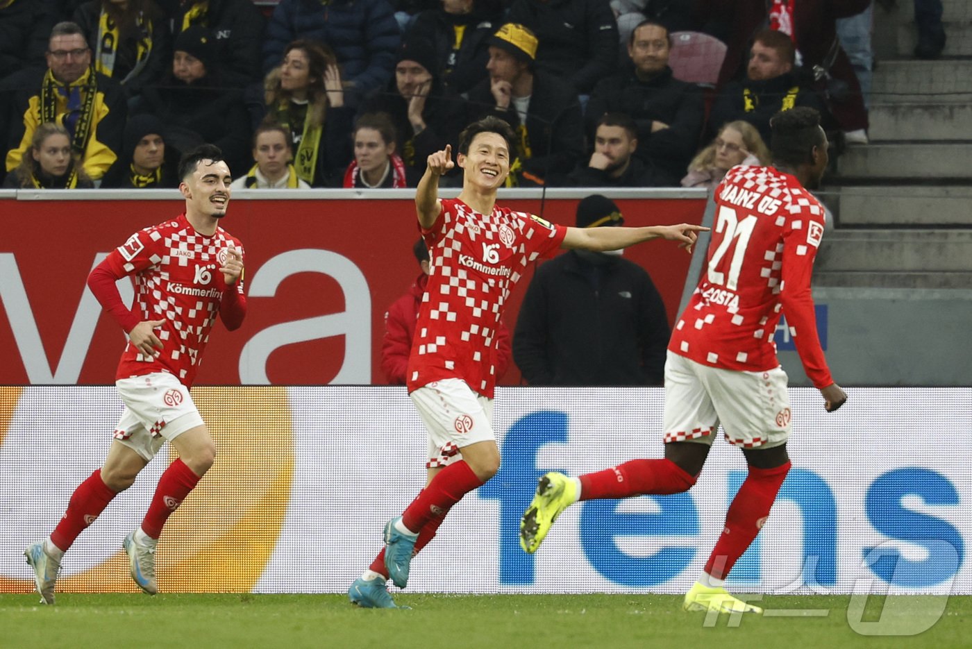 본문 이미지 - 시즌 2호골을 터뜨린 이재성(가운데) ⓒ 로이터=뉴스1