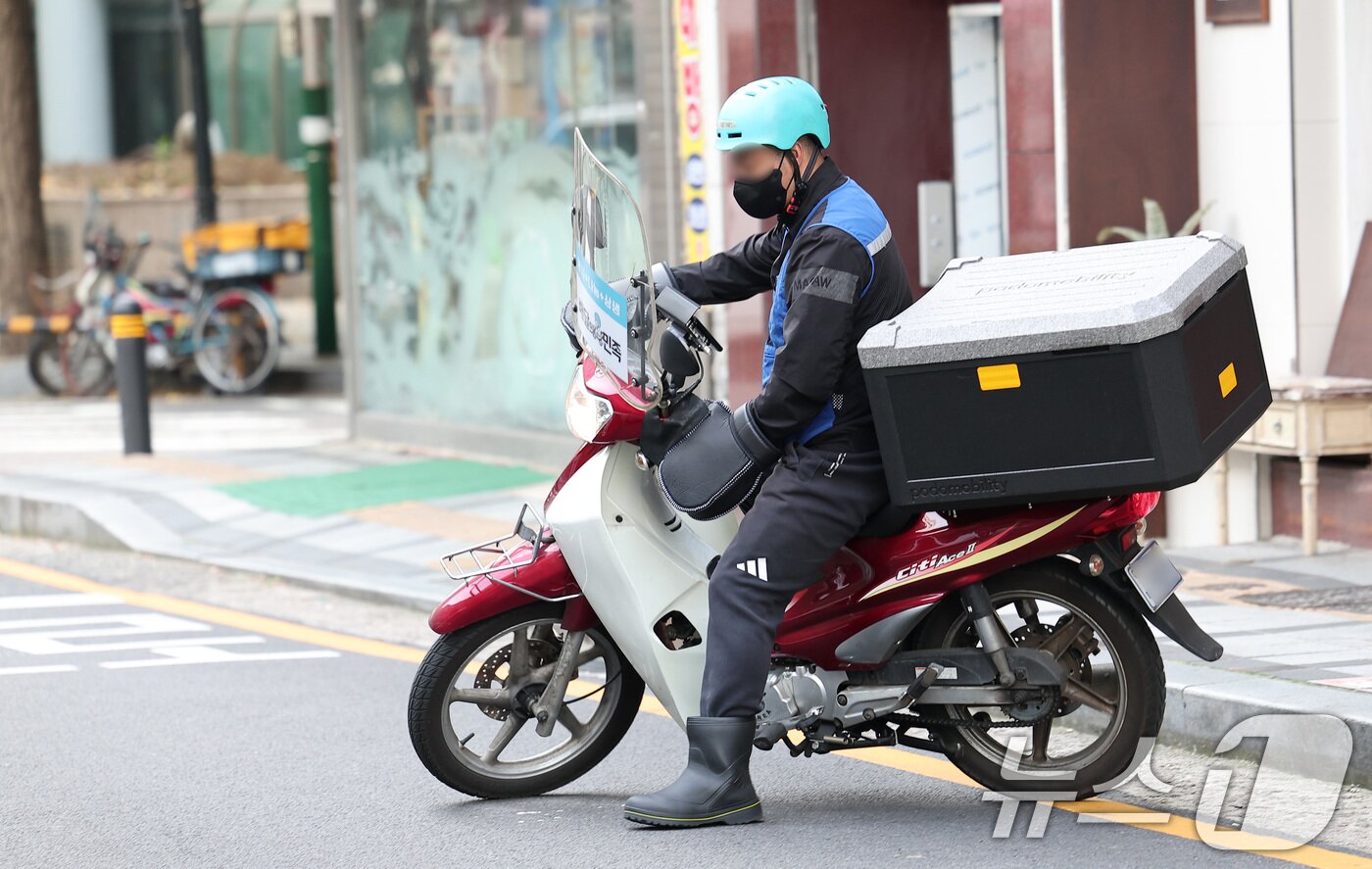 본문 이미지 - 서울 시내에서 한 배달 노동자들이 오토바이를 타고 이동하고 있다. 2024.11.10 ⓒ 뉴스1 김성진 기자