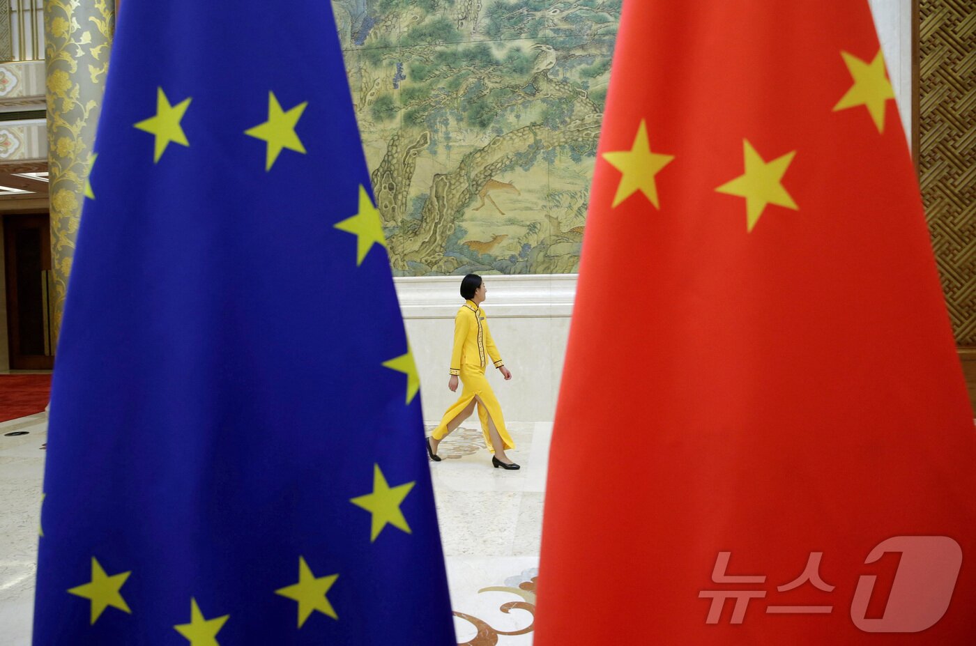 본문 이미지 - 유럽연합기와 중국 오성홍기. &#40;자료사진&#41; ⓒ 로이터=뉴스1