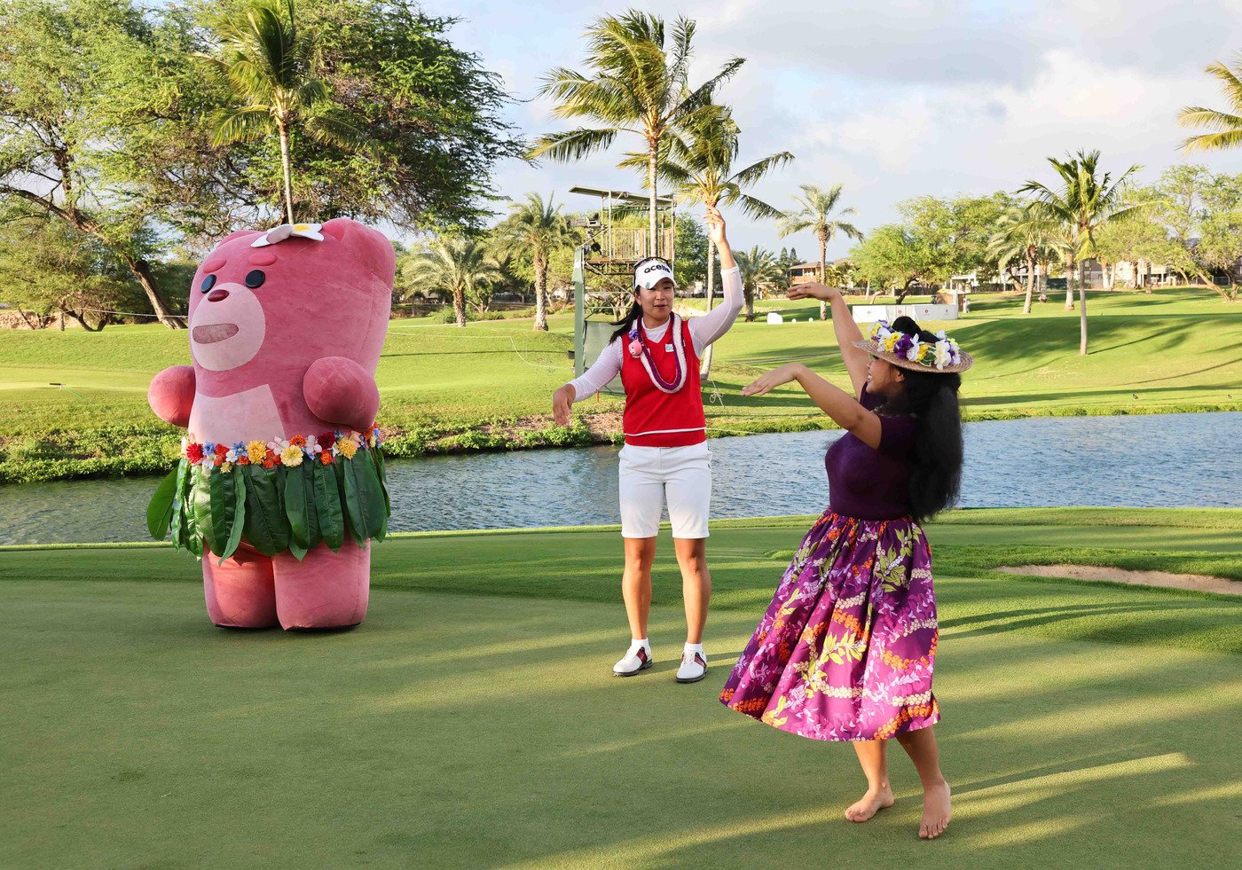 본문 이미지 - 김아림이 10일&#40;한국시간&#41; 미국 하와이 에바비치에 위치한 호아칼레이CC에서 열린 미국여자프로골프&#40;LPGA&#41; 투어 롯데 챔피언십 최종 라운드에서 우승 확정 후 훌라춤 세리머니를 하고 있다. 2020년 6월 US여자오픈 이후 1426일 만의 우승이자 LPGA 투어 통산 2승째다.&#40;대홍기획 제공&#41;2024.10.11/뉴스1 ⓒ News1 박지혜 기자