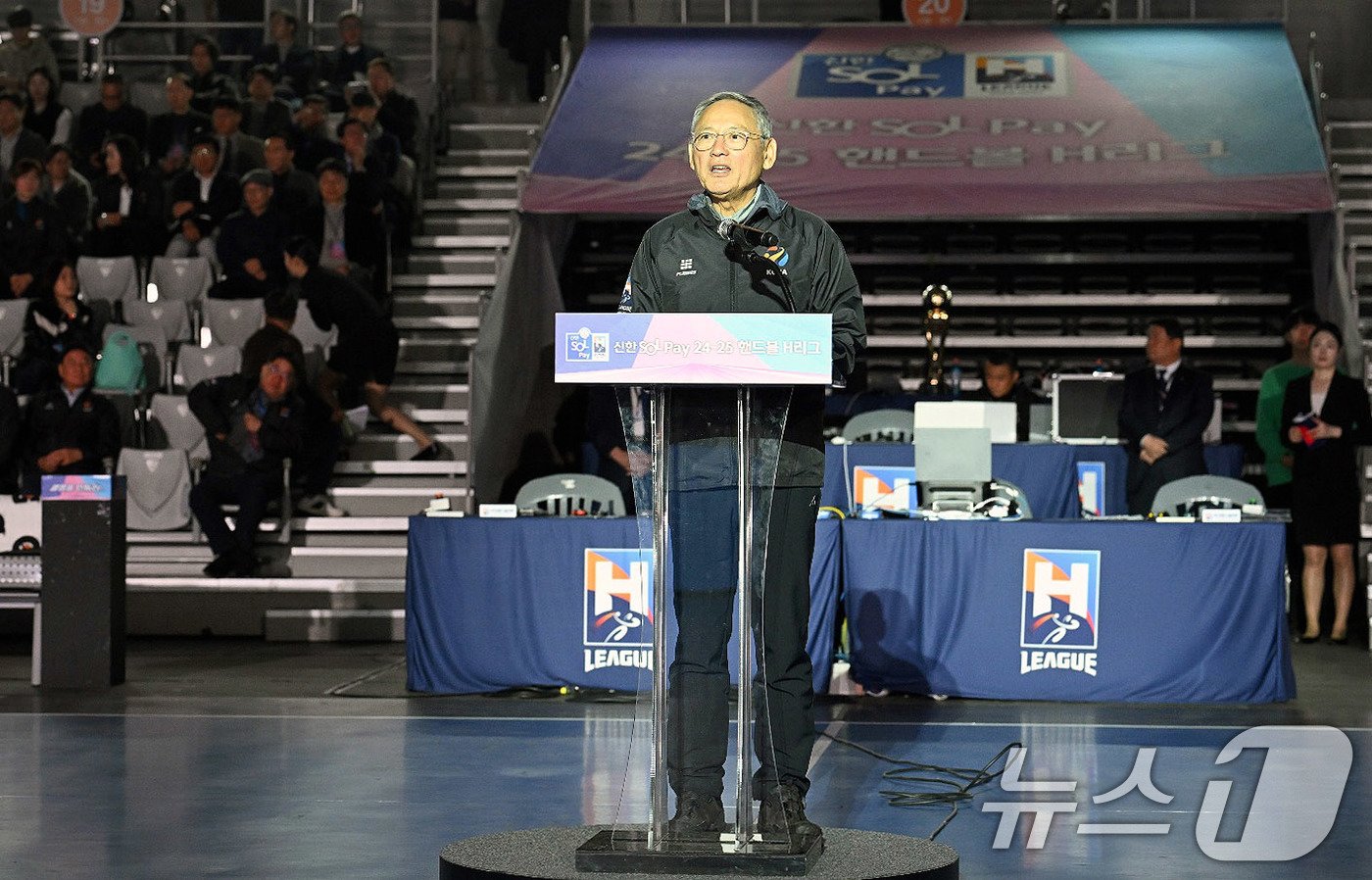 유인촌 문화체육관광부 장관이 10일 서울 송파구 올림픽핸드볼경기장에서 열린 2024-2025 핸드볼 H리그 개막식에서 축사를 하고 있다. &#40;문화체육관광부 제공&#41; 2024.11.10/뉴스1 ⓒ News1 박지혜 기자