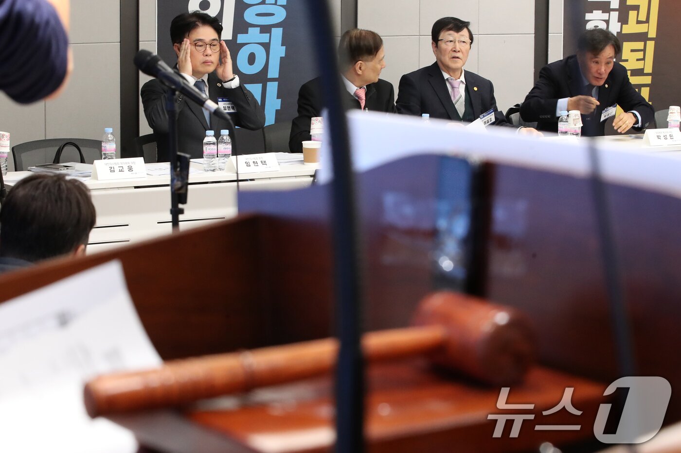 본문 이미지 - 10일 오후 서울 용산구 대한의사협회에서 열린 긴급 임시 대의원 총회에서 임현택 대한의사협회장이 착석해 있다. 대한의사협회는 이날 대의원총회를 통해 '막말 논란' '1억원 합의금 요구' 등으로 논란을 빚어온 임현택 대한의사협회장의 탄핵 여부를 결정할 예정이다. 2024.11.10/뉴스1 ⓒ News1 이승배 기자