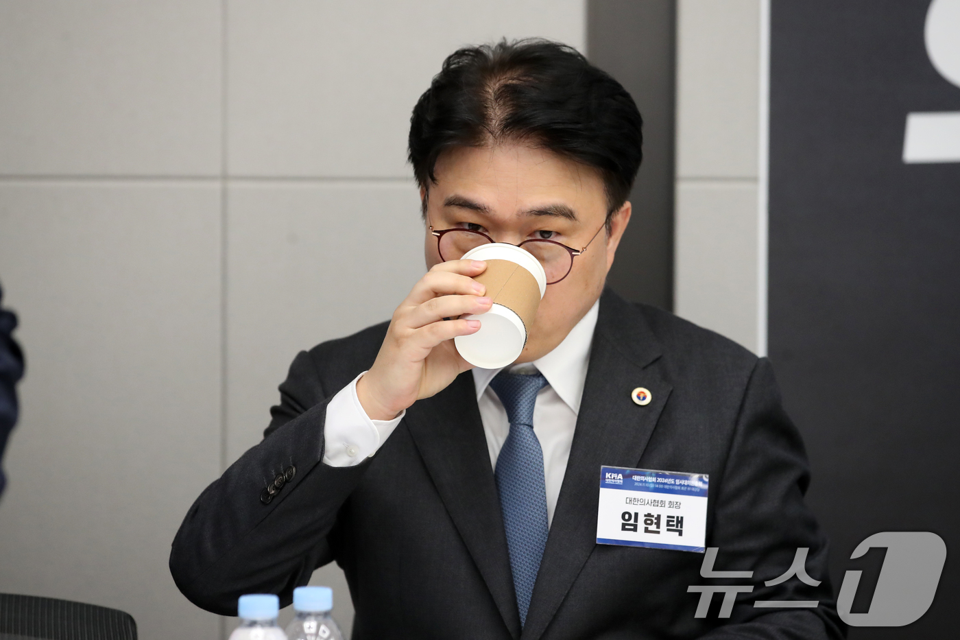 (서울=뉴스1) 이승배 기자 = 임현택 대한의사협회장이 10일 오후 서울 용산구 대한의사협회에서 열린 긴급 임시 대의원 총회에서 음료를 마시고 있다.대한의사협회는 이날 대의원총회를 …