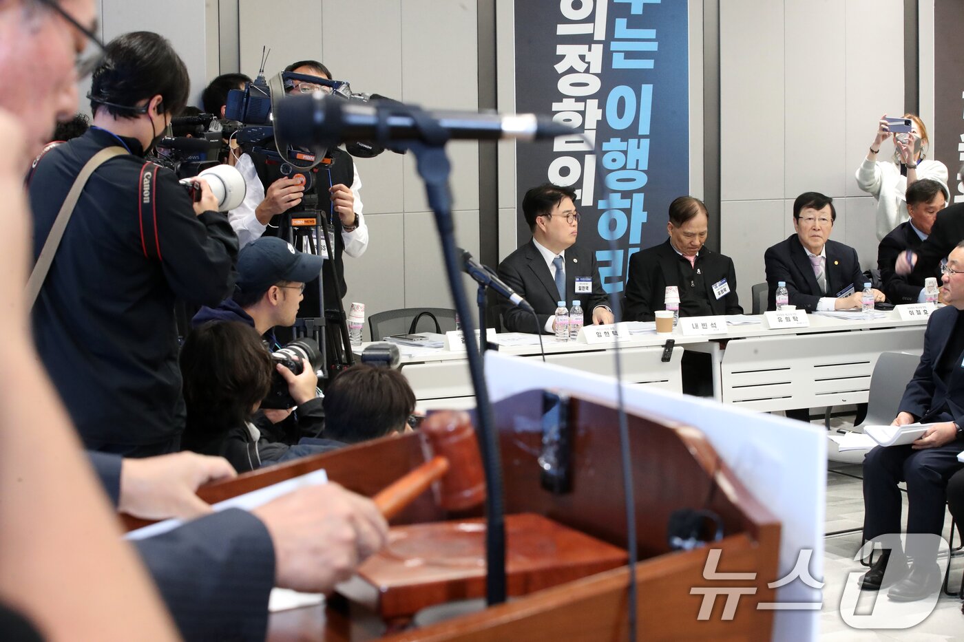 본문 이미지 - 김교웅 대한의사협회 대의원회 의장이 10일 오후 서울 용산구 대한의사협회에서 열린 긴급 임시 대의원 총회에서 개회를 알리는 의사봉을 두드리고 있다. 내빈석에 임현택 대한의사협회장이 착석해 있다. 대한의사협회는 이날 대의원총회를 통해 '막말 논란' '1억원 합의금 요구' 등으로 논란을 빚어온 임현택 대한의사협회장의 탄핵 여부를 결정할 예정이다. 2024.11.10/뉴스1 ⓒ News1 이승배 기자