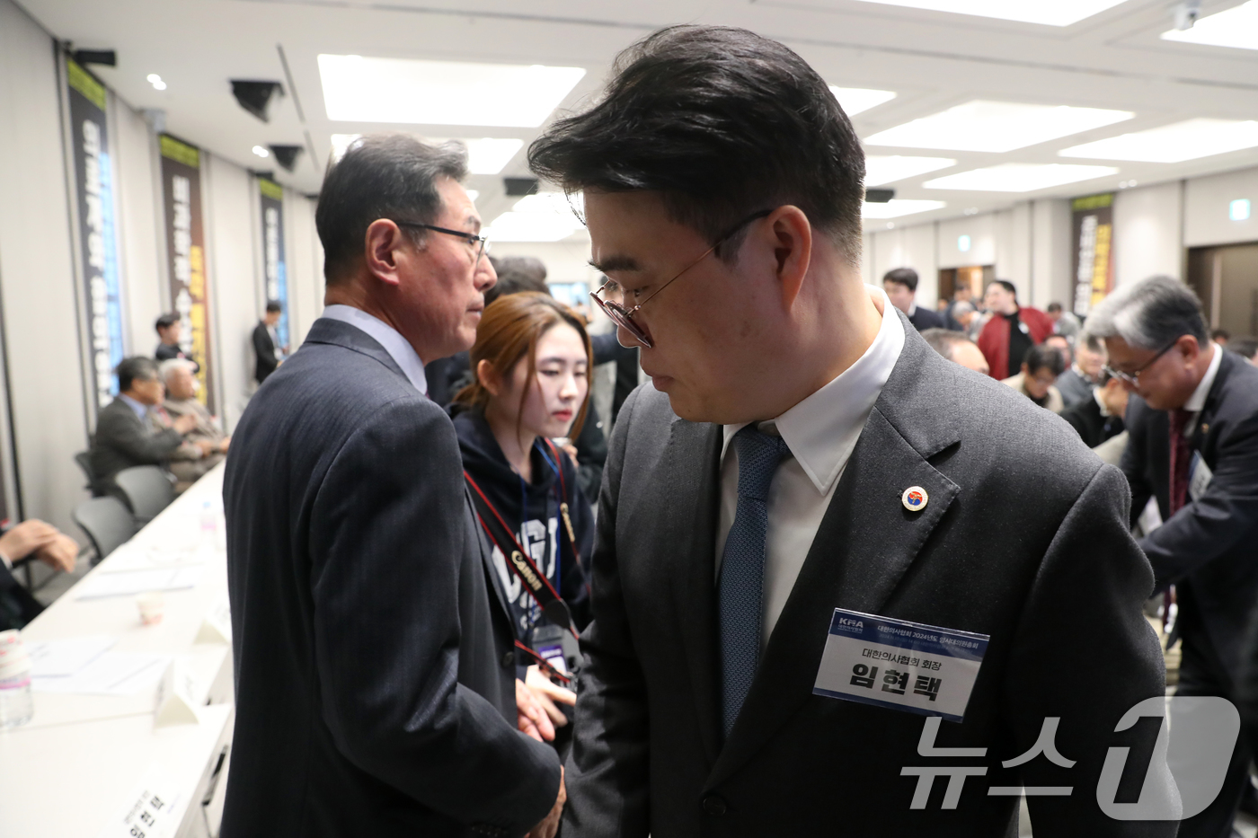 (서울=뉴스1) 이승배 기자 = 임현택 대한의사협회장이 10일 오후 서울 용산구 대한의사협회에서 열린 긴급 임시 대의원 총회에서 김교웅 대한의사협회 대의원회 의장을 지나쳐 자리로 …