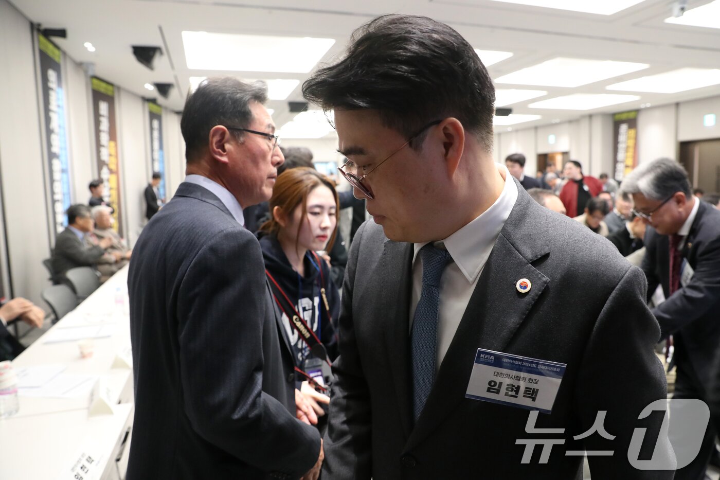 본문 이미지 - 임현택 대한의사협회장이 10일 오후 서울 용산구 대한의사협회에서 열린 긴급 임시 대의원 총회에서 김교웅 대한의사협회 대의원회 의장을 지나쳐 자리로 향하고 있다. 대한의사협회는 이날 대의원총회를 통해 '막말 논란' '1억원 합의금 요구' 등으로 논란을 빚어온 임현택 대한의사협회장의 탄핵 여부를 결정할 예정이다. 2024.11.10/뉴스1 ⓒ News1 이승배 기자