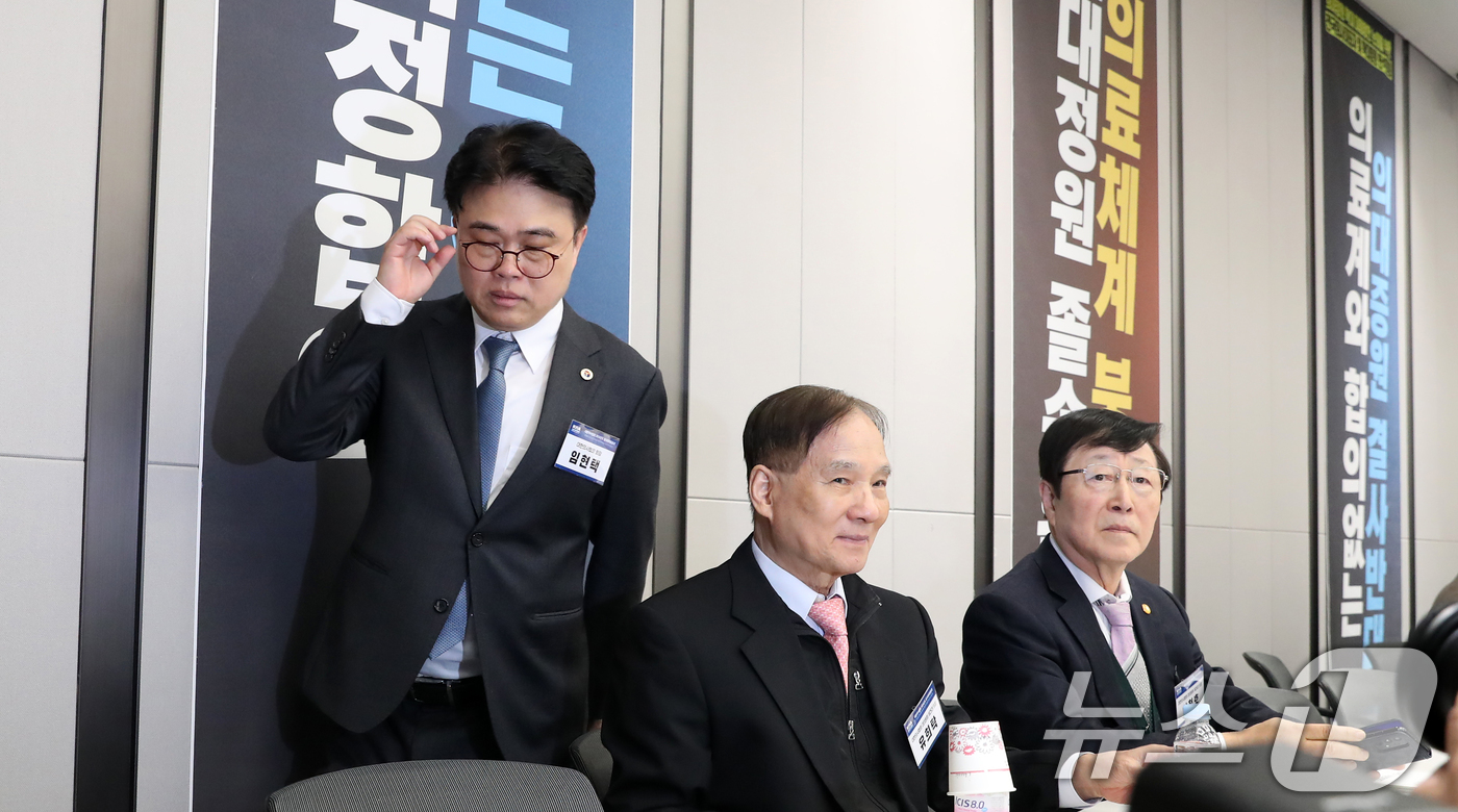 (서울=뉴스1) 이승배 기자 = 임현택 대한의사협회장이 10일 오후 서울 용산구 대한의사협회에서 열린 긴급 임시 대의원 총회에서 자리로 향하고 있다.대한의사협회는 이날 대의원총회를 …
