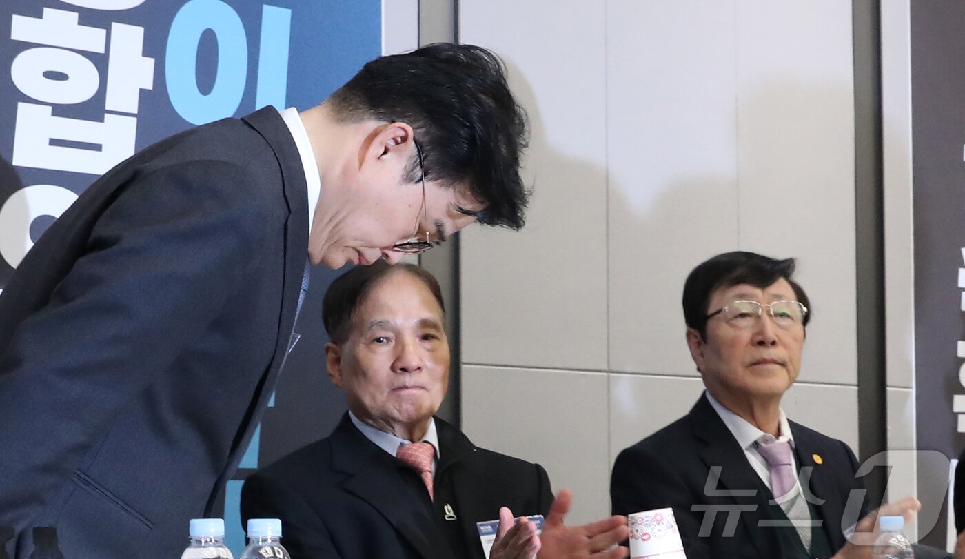 본문 이미지 - 임현택 대한의사협회장이 10일 오후 서울 용산구 대한의사협회에서 열린 긴급 임시 대의원 총회에서 인사하고 있다. 대한의사협회는 이날 대의원총회를 통해 '막말 논란' '1억원 합의금 요구' 등으로 논란을 빚어온 임현택 대한의사협회장의 탄핵 여부를 결정할 예정이다. 2024.11.10/뉴스1 ⓒ News1 이승배 기자