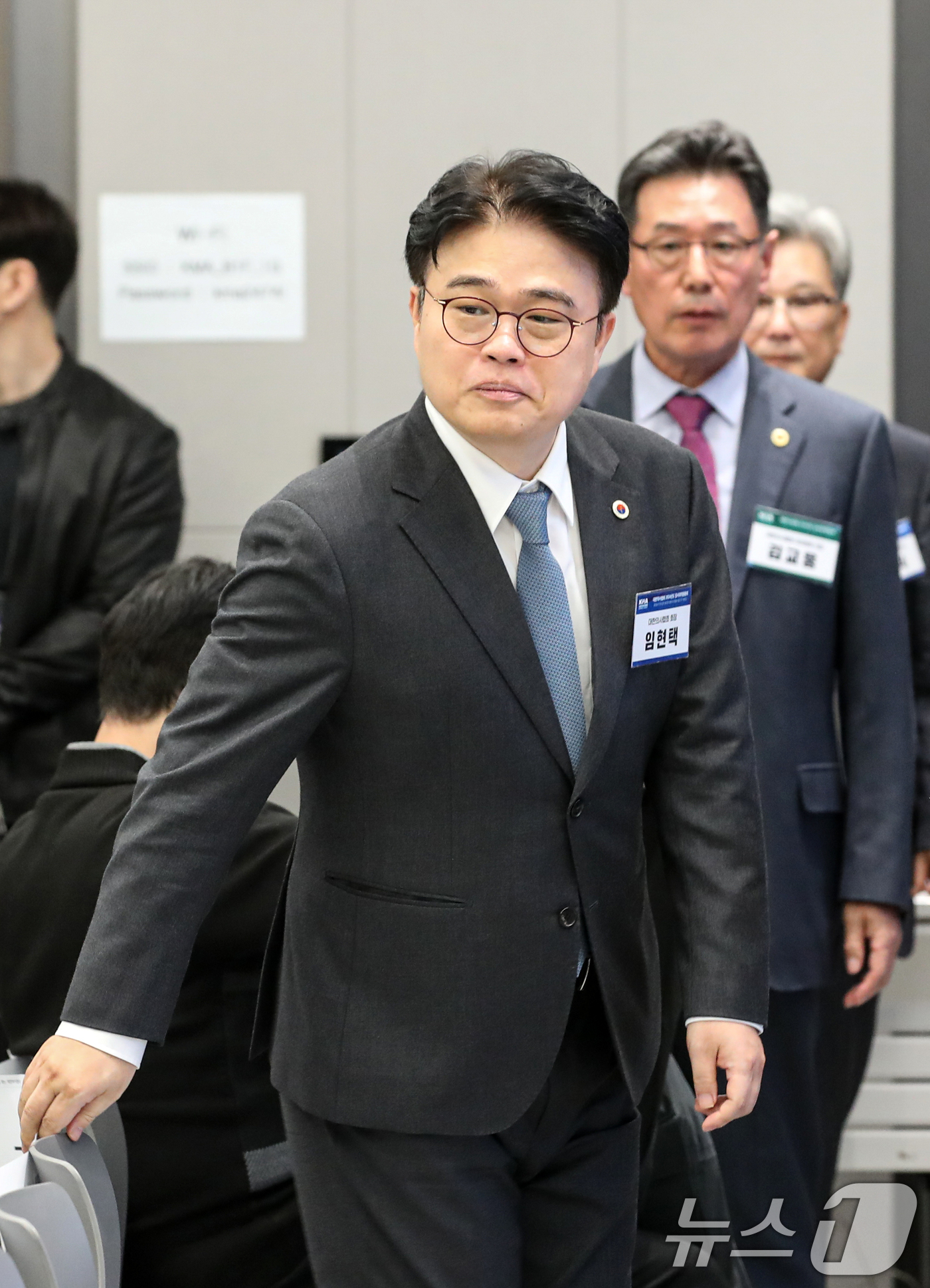 (서울=뉴스1) 이승배 기자 = 임현택 대한의사협회장이 10일 오후 서울 용산구 대한의사협회에서 열린 긴급 임시 대의원 총회에 참석하고 있다.대한의사협회는 이날 대의원총회를 통해 …