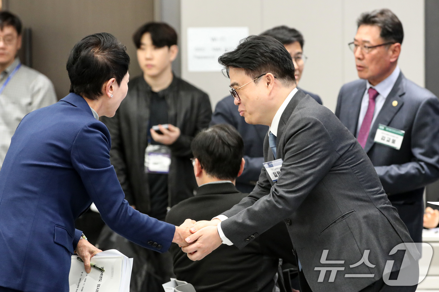 (서울=뉴스1) 이승배 기자 = 임현택 대한의사협회장이 10일 오후 서울 용산구 대한의사협회에서 열린 긴급 임시 대의원 총회에서 참석자들과 인사를 나누고 있다.대한의사협회는 이날 …