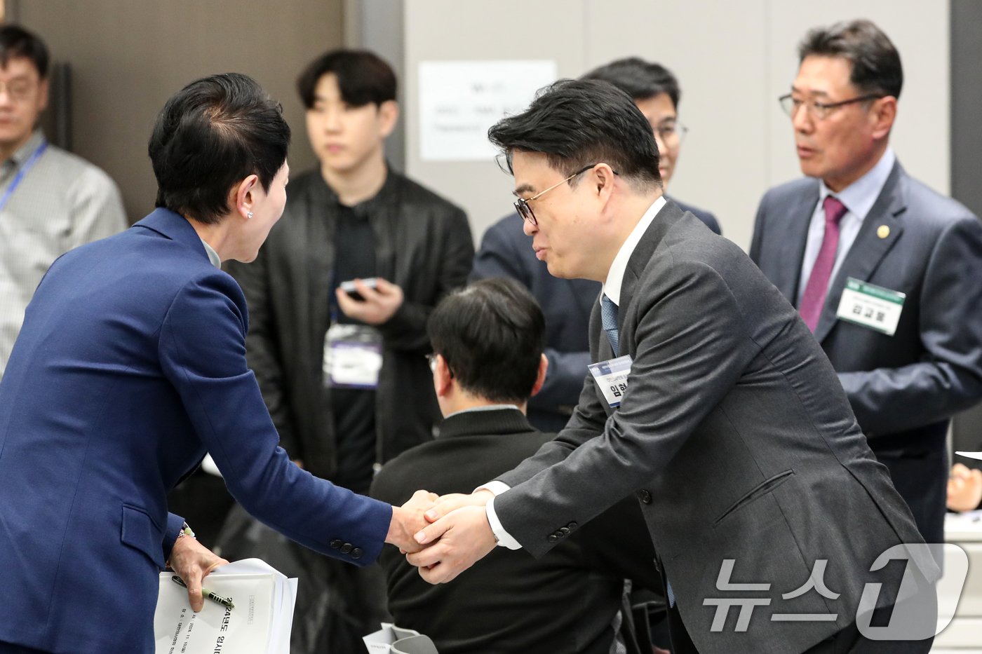 본문 이미지 - 임현택 대한의사협회장이 10일 오후 서울 용산구 대한의사협회에서 열린 긴급 임시 대의원 총회에서 참석자들과 인사를 나누고 있다. 2024.11.10/뉴스1 ⓒ News1 이승배 기자
