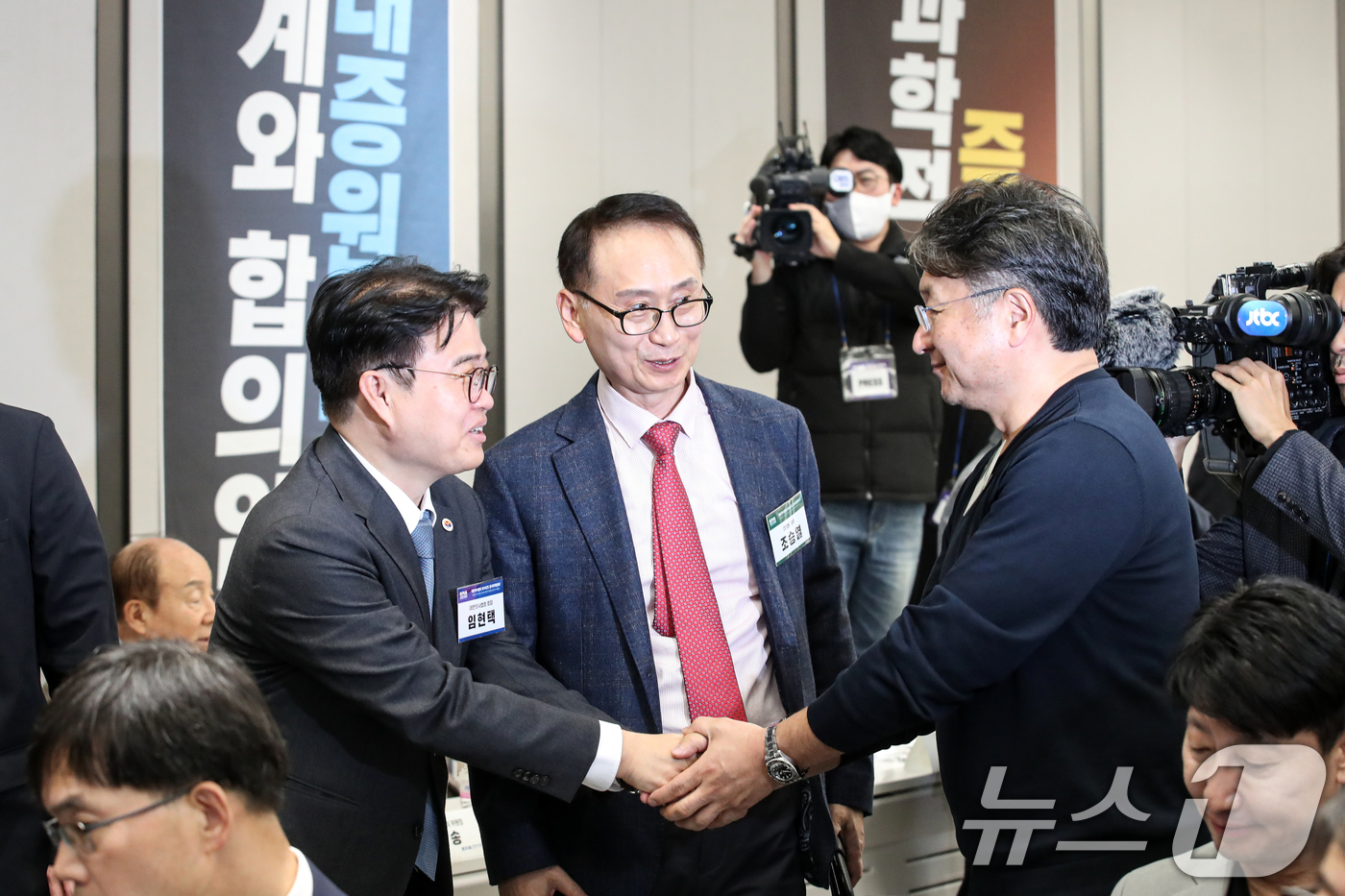 (서울=뉴스1) 이승배 기자 = 임현택 대한의사협회장이 10일 오후 서울 용산구 대한의사협회에서 열린 긴급 임시 대의원 총회에서 참석자들과 인사를 나누고 있다.대한의사협회는 이날 …