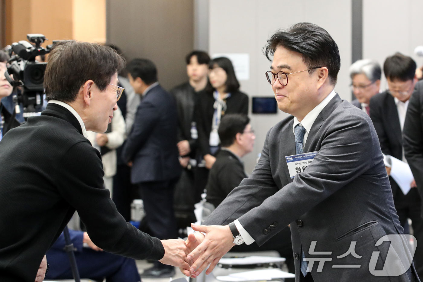 (서울=뉴스1) 이승배 기자 = 임현택 대한의사협회장이 10일 오후 서울 용산구 대한의사협회에서 열린 긴급 임시 대의원 총회에서 참석자들과 인사를 나누고 있다.대한의사협회는 이날 …