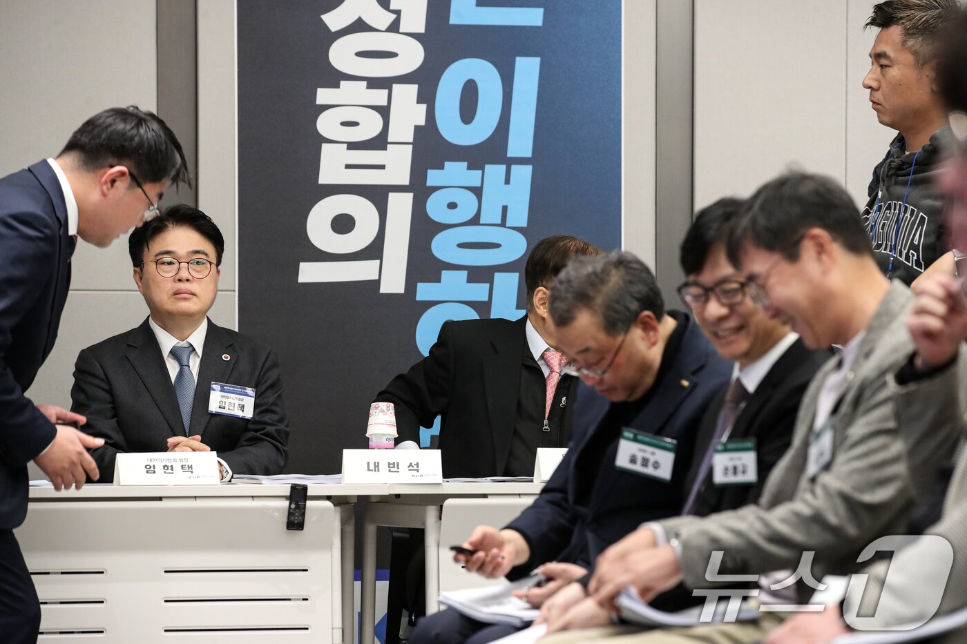 본문 이미지 - 임현택 대한의사협회장이 10일 오후 서울 용산구 대한의사협회에서 열린 긴급 임시 대의원 총회에서 착석해 있다. 대한의사협회는 이날 대의원총회를 통해 '막말 논란' '1억원 합의금 요구' 등으로 논란을 빚어온 임현택 대한의사협회장의 탄핵 여부를 결정할 예정이다. 2024.11.10/뉴스1 ⓒ News1 이승배 기자