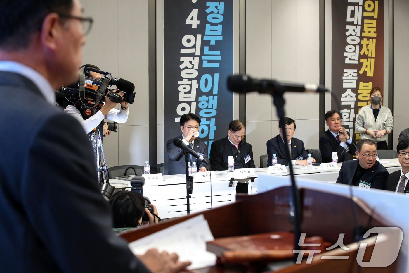 (서울=뉴스1) 이승배 기자 = 임현택 대한의사협회장이 10일 오후 서울 용산구 대한의사협회에서 열린 긴급 임시 대의원 총회에서 음료를 마시고 있다.대한의사협회는 이날 대의원총회를 …