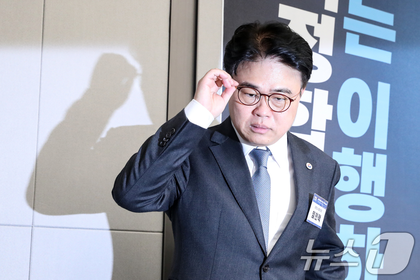 (서울=뉴스1) 이승배 기자 = 임현택 대한의사협회장이 10일 오후 서울 용산구 대한의사협회에서 열린 긴급 임시 대의원 총회에서 착석하고 있다.대한의사협회는 이날 대의원총회를 통해 …
