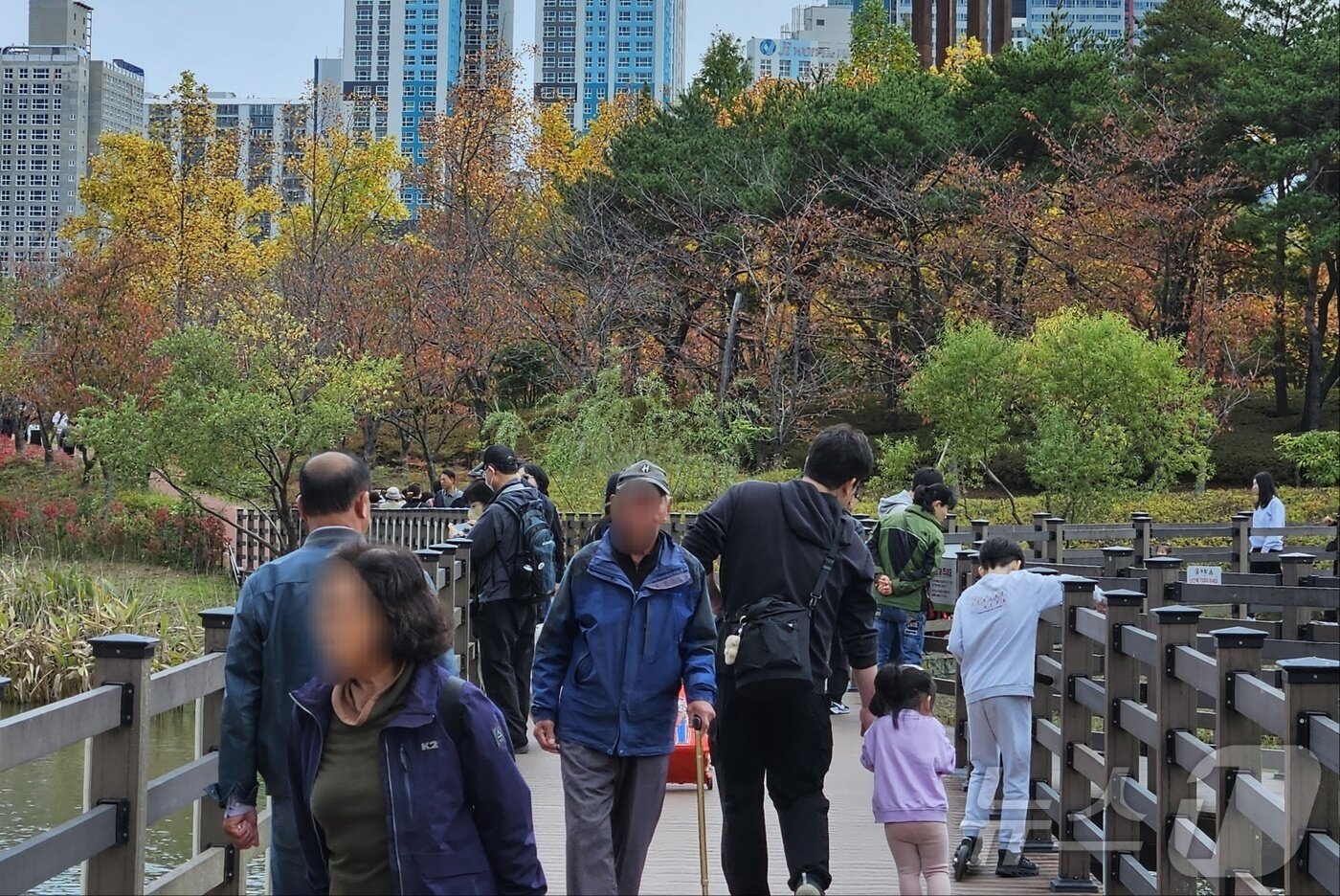 본문 이미지 - 10일 부산시민공원을 찾은 시민들이 막바지 가을 정취를 즐기고 있다..2024.11.10/ 뉴스1 ⓒ News1 조아서 기자