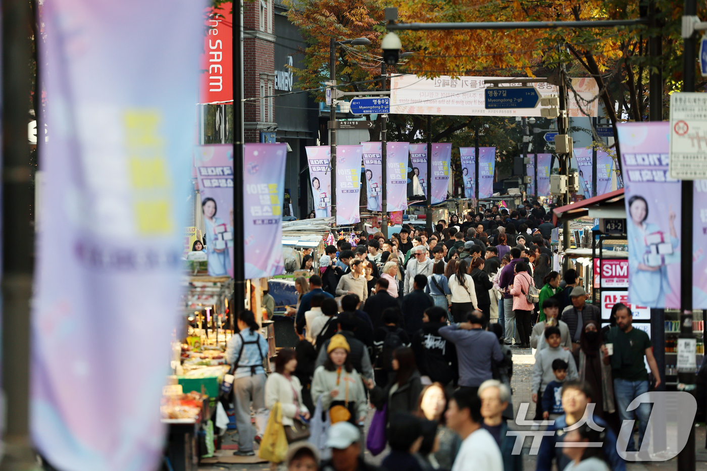 (서울=뉴스1) 황기선 기자 = 10일 서울 중구 명동거리에 '코리아 세일 페스타'를 알리는 현수막이 걸려 있다.역대 최대 규모인 2600개사 이상이 참여한 올해 '코리아 세일 페 …