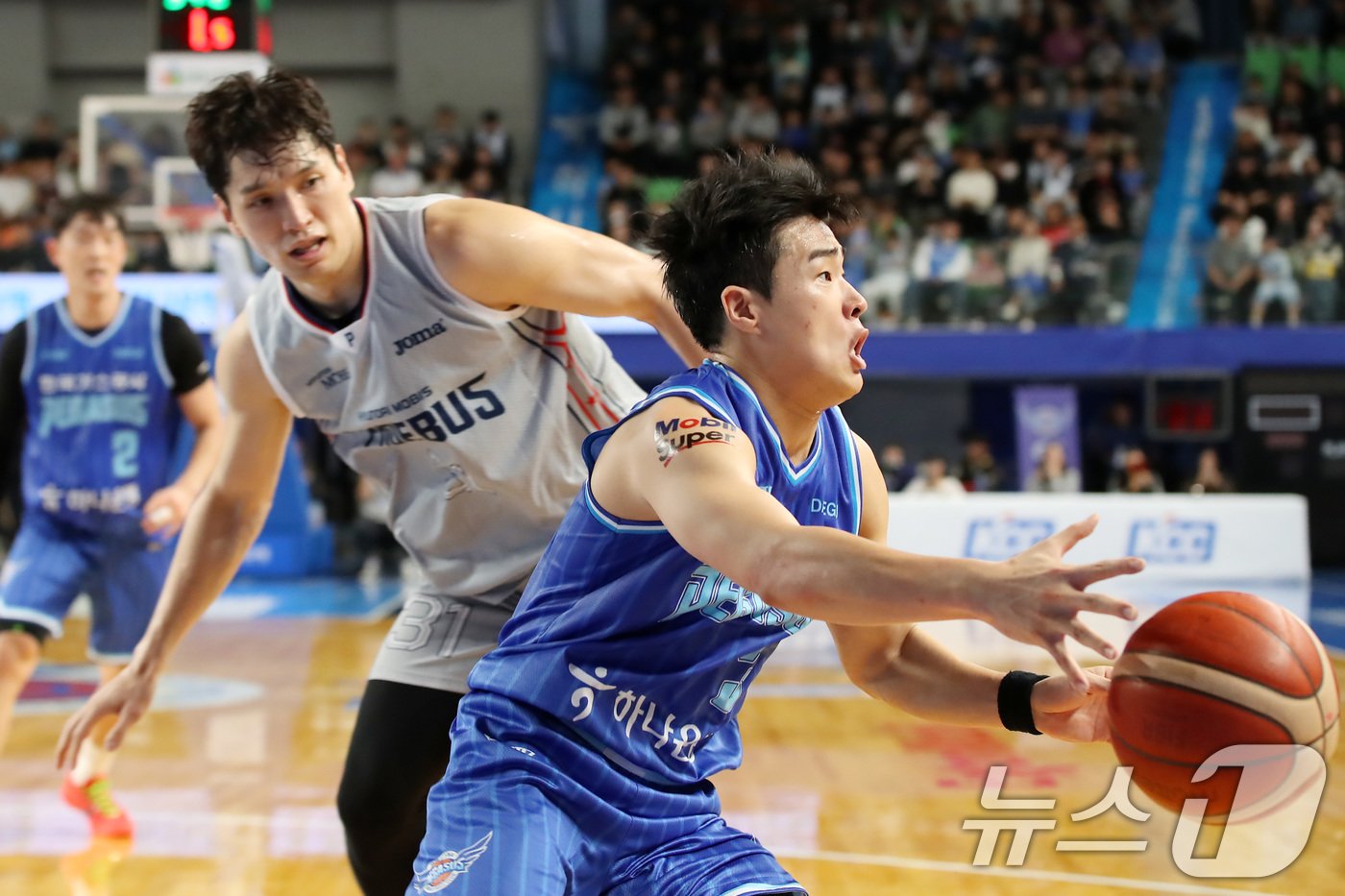 본문 이미지 - 10일 오후 대구체육관에서 열린 '2024-2025 KCC 프로농구' 정규리그 대구 한국가스공사와 울산 현대모비스의 경기, 가스공사 정성우가 볼을 살리고 있다. 2024.11.10/뉴스1 ⓒ News1 공정식 기자