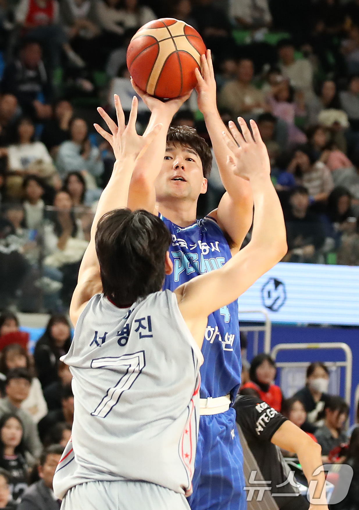 (대구=뉴스1) 공정식 기자 = 10일 오후 대구체육관에서 열린 '2024-2025 KCC 프로농구' 정규리그 대구 한국가스공사와 울산 현대모비스의 경기, 가스공사 김낙현이 슛을 …