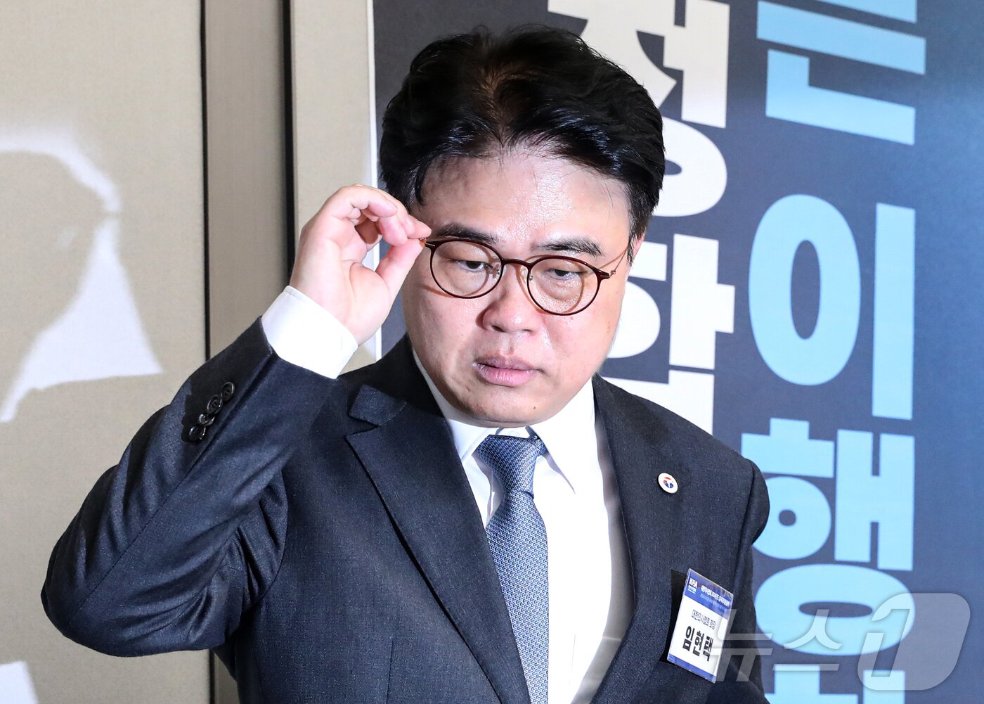 본문 이미지 - 임현택 대한의사협회장이 10일 오후 서울 용산구 대한의사협회에서 열린 긴급 임시 대의원 총회에서 착석하고 있다. 대한의사협회는 이날 대의원총회를 통해 '막말 논란' '1억원 합의금 요구' 등으로 논란을 빚어온 임현택 대한의사협회장의 탄핵 여부를 결정할 예정이다. 2024.11.10/뉴스1 ⓒ News1 이승배 기자