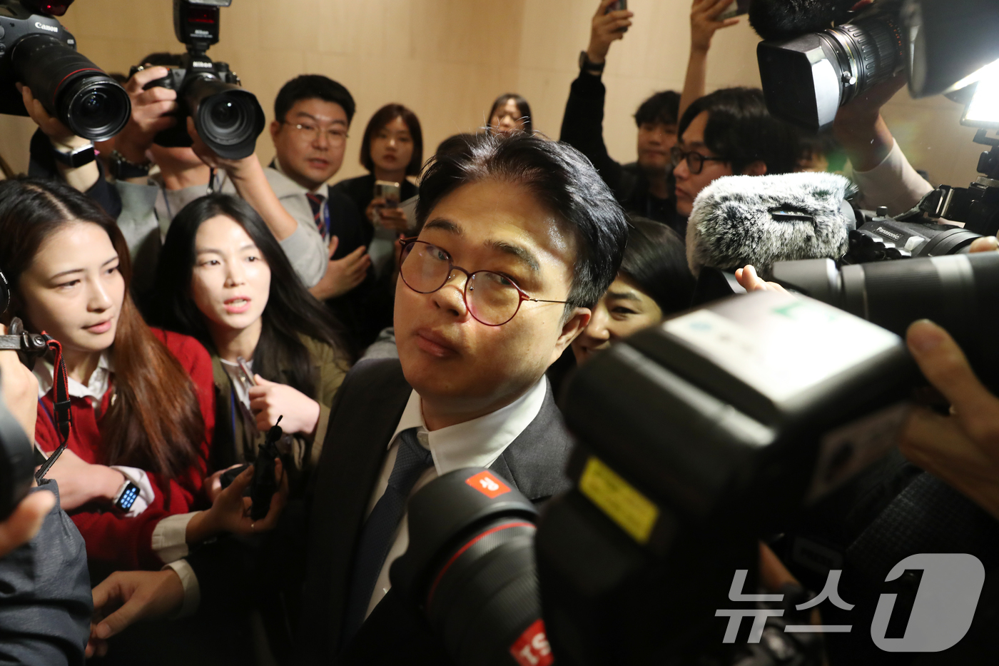 (서울=뉴스1) 이승배 기자 = 임현택 대한의사협회장이 10일 오후 서울 용산구 대한의사협회에서 열린 긴급 임시 대의원 총회장을 나서고 있다.대한의사협회는 이날 대의원총회를 통해 …