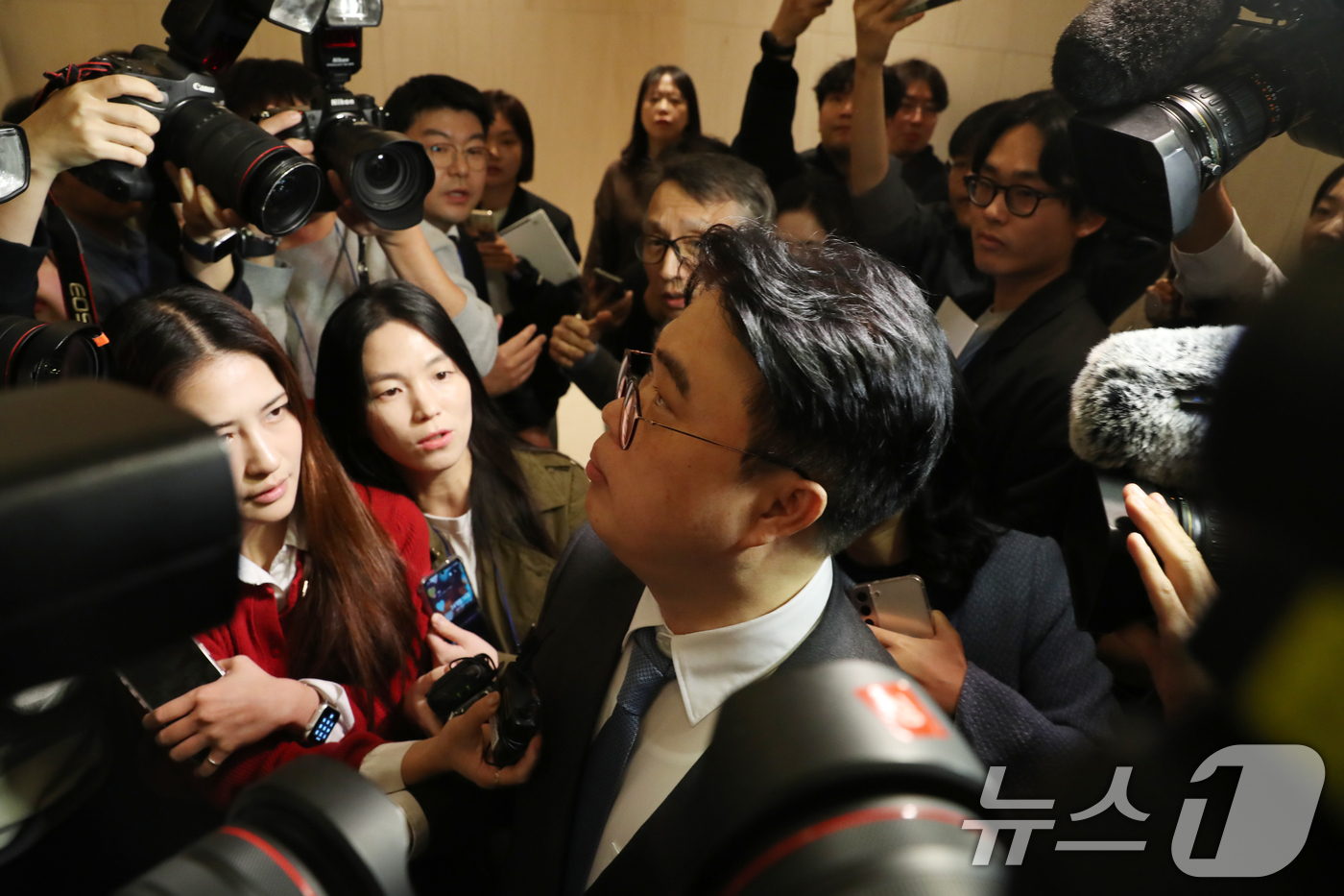 (서울=뉴스1) 이승배 기자 = 임현택 대한의사협회장이 10일 오후 서울 용산구 대한의사협회에서 열린 긴급 임시 대의원 총회장을 나서고 있다.대한의사협회는 이날 대의원총회를 통해 …