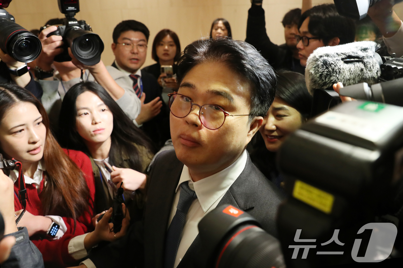 (서울=뉴스1) 이승배 기자 = 임현택 대한의사협회장이 10일 오후 서울 용산구 대한의사협회에서 열린 긴급 임시 대의원 총회장을 나서고 있다.대한의사협회는 이날 대의원총회를 통해 …