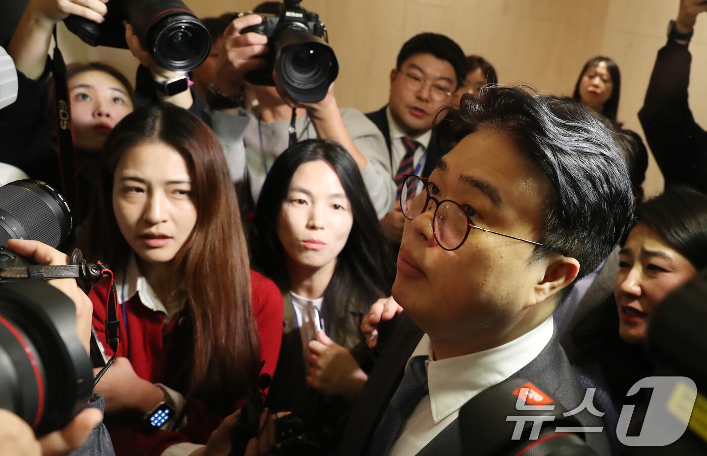 본문 이미지 - 임현택 대한의사협회장이 10일 오후 서울 용산구 대한의사협회에서 열린 긴급 임시 대의원 총회장을 나서고 있다. 대한의사협회는 이날 대의원총회를 통해 '막말 논란' '1억원 합의금 요구' 등으로 논란을 빚어온 임현택 대한의사협회장의 탄핵안을 총원 224명 중 170명 찬성, 반대 50명, 기권 4명으로 가결했다. 2024.11.10/뉴스1 ⓒ News1 이승배 기자