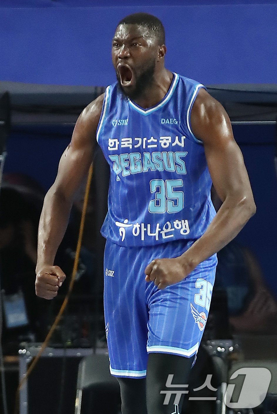 본문 이미지 - 10일 오후 대구체육관에서 열린 &#39;2024-2025 KCC 프로농구&#39; 정규리그 대구 한국가스공사와 울산 현대모비스의 경기, 4쿼터 덩크슛을 성공시킨 가스공사 은도예가 포효하고 있다. 2024.11.10/뉴스1 ⓒ News1 공정식 기자