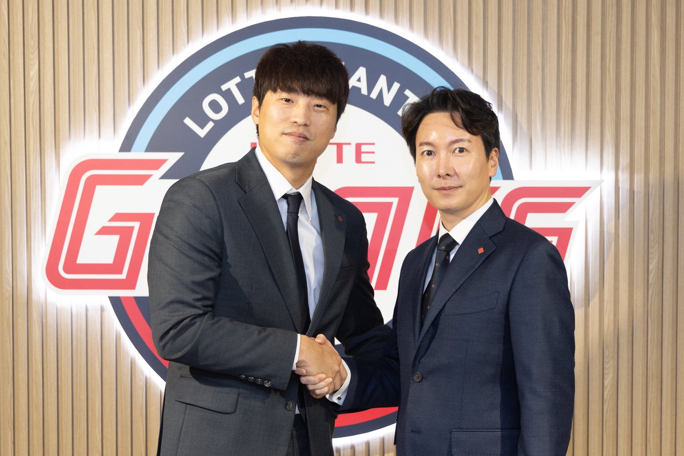 본문 이미지 - 롯데 자이언츠와 FA 계약을 한 구승민(왼쪽)이 박준혁 단장과 포즈를 취하고 있다. (롯데 자이언츠 제공)