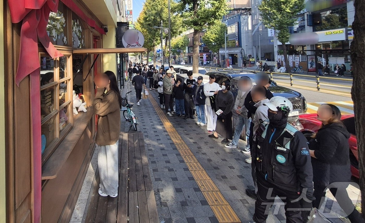 본문 이미지 - 10일 낮 12시쯤 인천 부평구 모 제과점 앞에 수제빼빼로를 사기 위한 사람들로 오픈런 행렬을 이루고 있다.2024.11.10/뉴스1 이시명 기자
