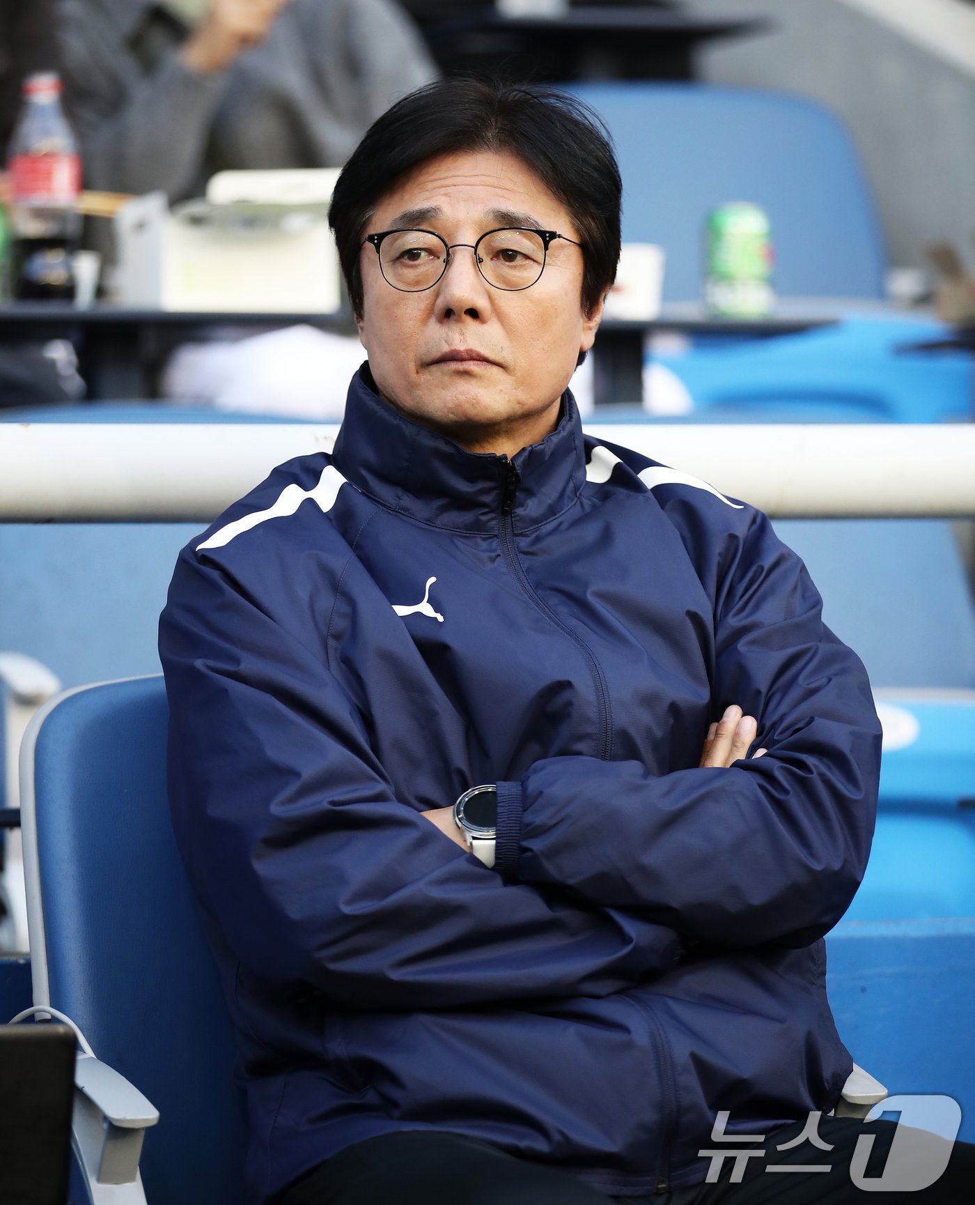 본문 이미지 - 10일 오후 인천 중구 인천축구전용경기장에서 열린 '프로축구 하나은행 K리그1 2024 37라운드' 인천 유나이티드와 대전 하나시티즌의 경기에서 대전 황선홍 감독이 경기를 지켜보고 있다. 2024.11.10/뉴스1 ⓒ News1 오대일 기자