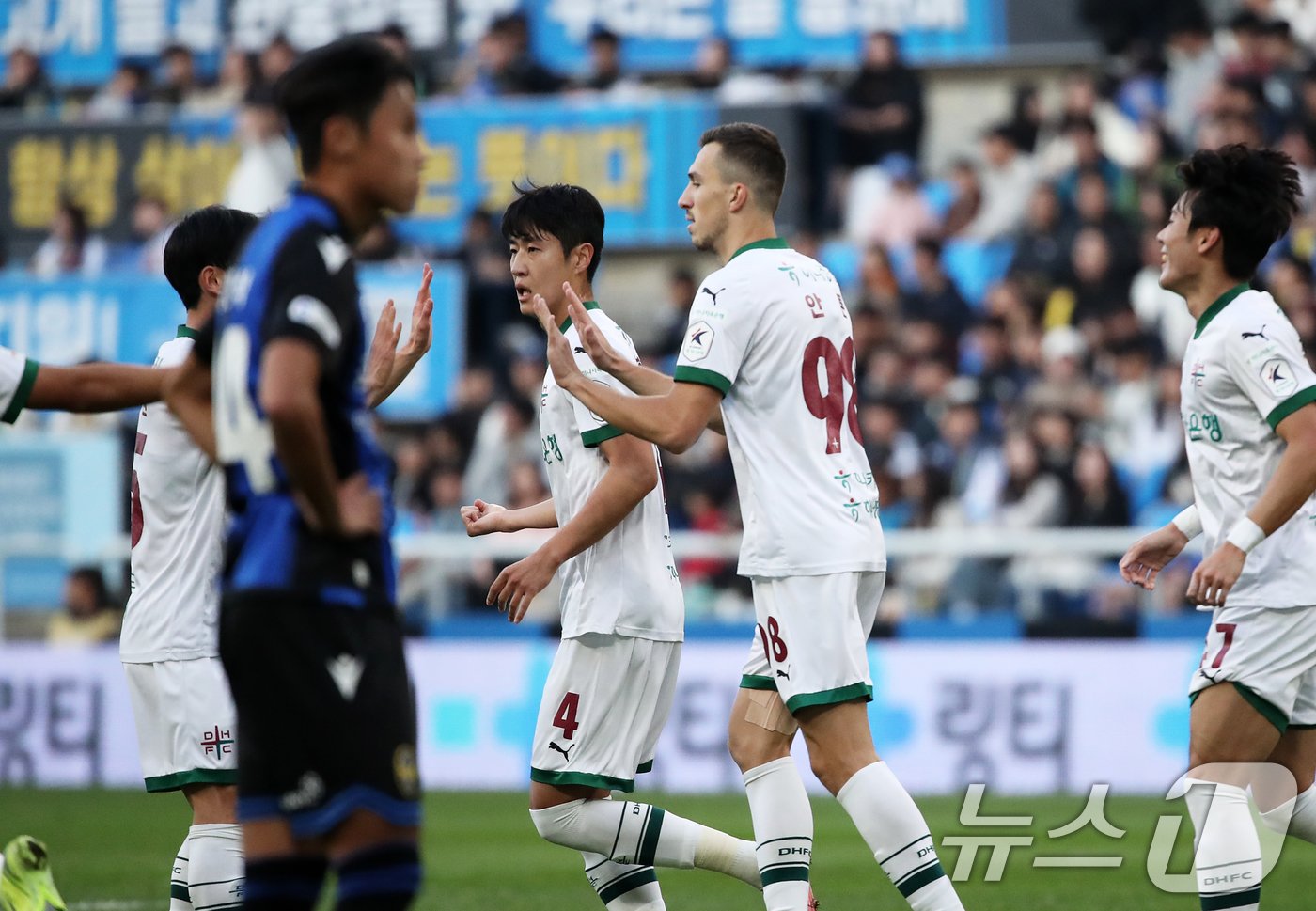 10일 오후 인천 중구 인천축구전용경기장에서 열린 &#39;프로축구 하나은행 K리그1 2024 37라운드&#39; 인천 유나이티드와 대전 하나시티즌의 경기에서 대전 안톤이 팀의 두번째 골을 성공시킨 후 환호하고 있다. 2024.11.10/뉴스1 ⓒ News1 오대일 기자