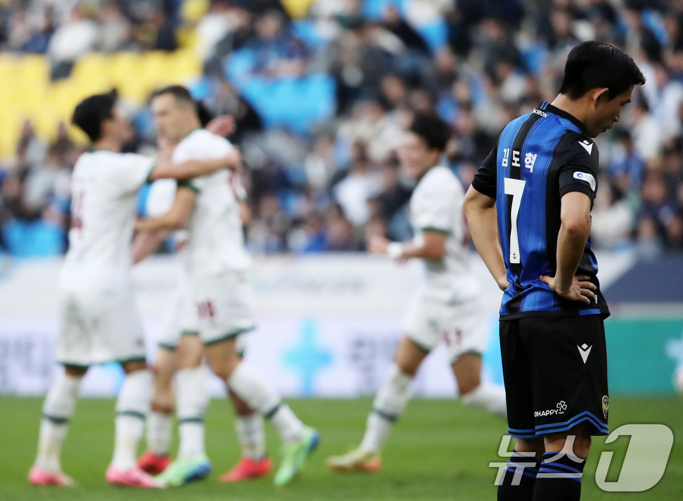 (인천=뉴스1) 오대일 기자 = 10일 오후 인천 중구 인천축구전용경기장에서 열린 '프로축구 하나은행 K리그1 2024 37라운드' 인천 유나이티드와 대전 하나시티즌의 경기에서 인 …