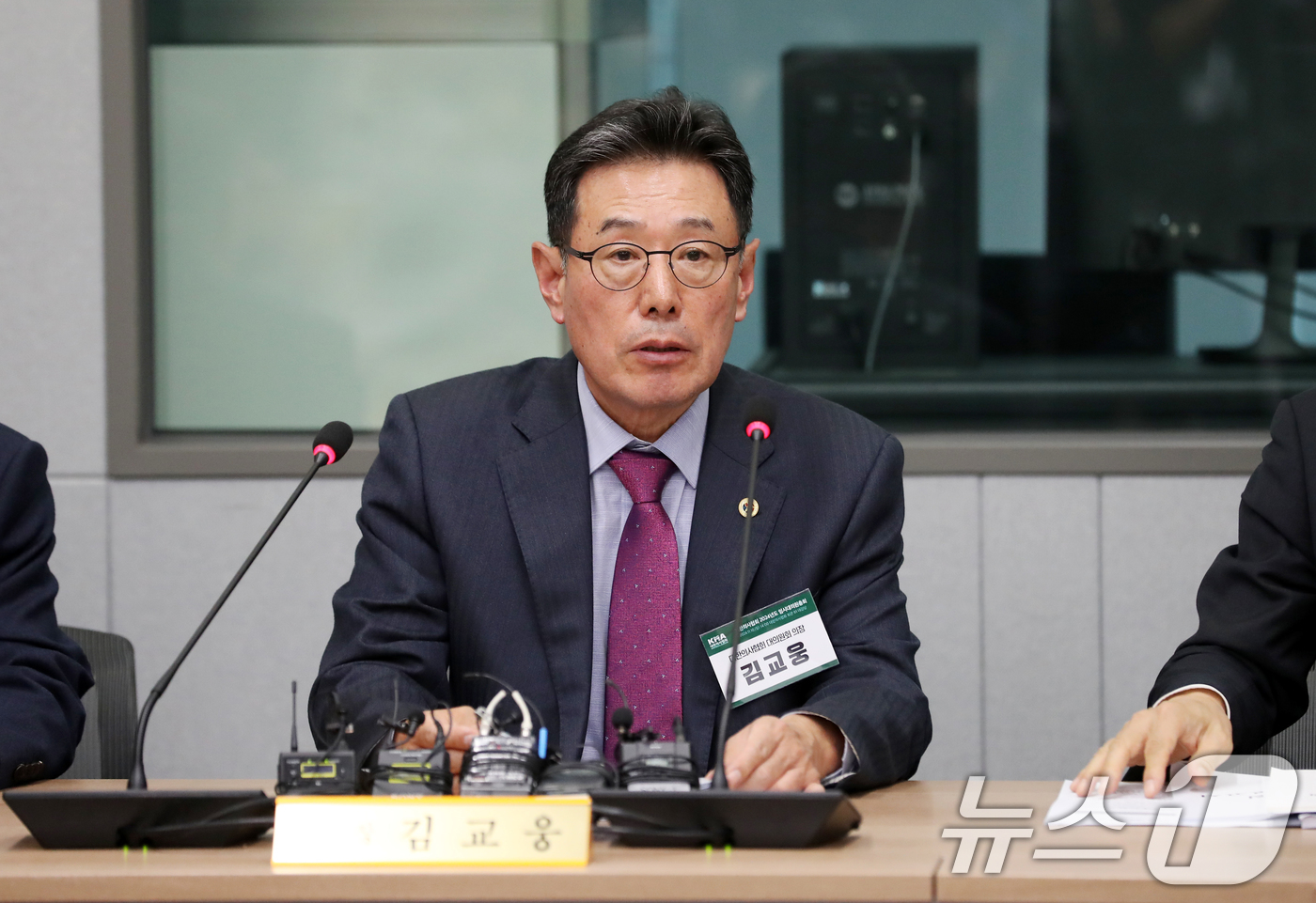 (서울=뉴스1) 이승배 기자 = 김교웅 대한의사협회 대의원회 의장이 10일 오후 서울 용산구 대한의사협회관에서 열린 임시 긴급 대의원 총회를 마치고 브리핑하고 있다.대한의사협회는 …