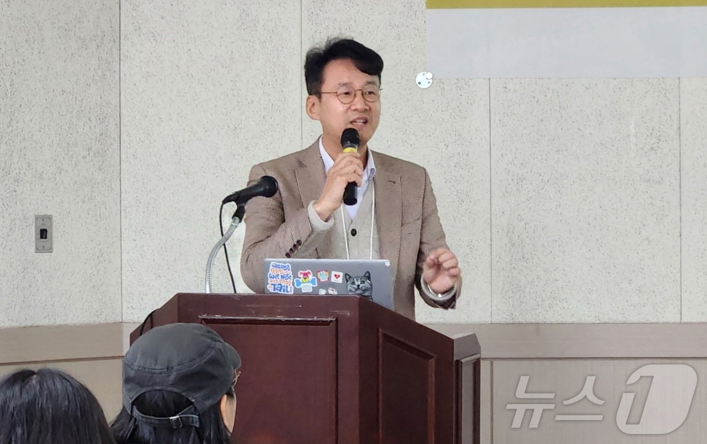 본문 이미지 - 정설령 한국반려동물영양연구소 대표가 효과있는 관절 영양제 고르는 법에 대해 설명하고 있다. ⓒ 뉴스1 한송아 기자