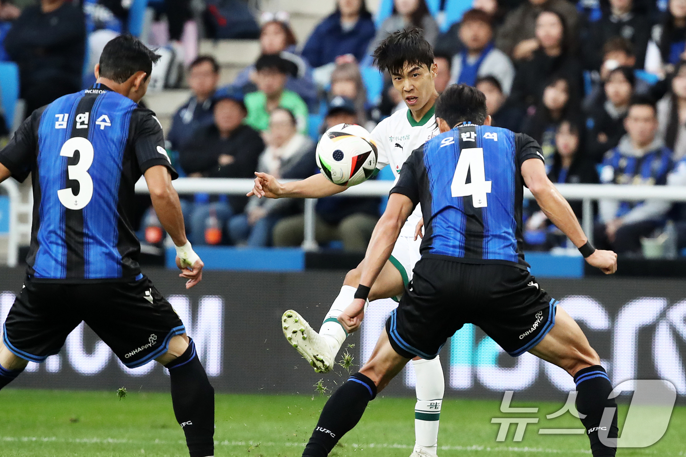 (인천=뉴스1) 오대일 기자 = 10일 오후 인천 중구 인천축구전용경기장에서 열린 '프로축구 하나은행 K리그1 2024 37라운드' 인천 유나이티드와 대전 하나시티즌의 경기에서 대 …