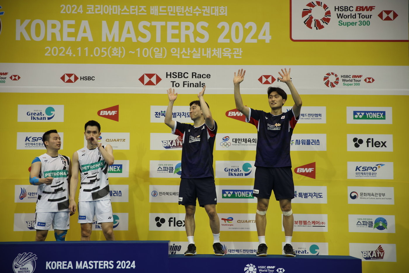 본문 이미지 -  2024 코리아마스터즈 배드민턴선수권대회에서 남자복식 준우승을 차지한 진용-김원호(맨 오른쪽). (대한배드민턴협회 제공)