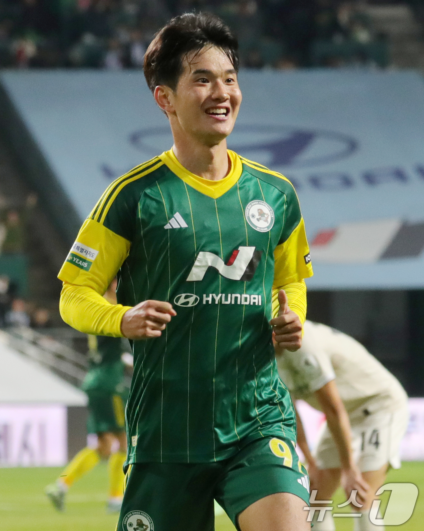 (전주=뉴스1) 유경석 기자 = 10일 전북자치도 전주시 전주월드컵경기장에서 열린 하나은행 K리그1 2024 전북현대와 대구FC의 경기에서 전북현대 김진규가 골을 넣고 동료들을 향 …