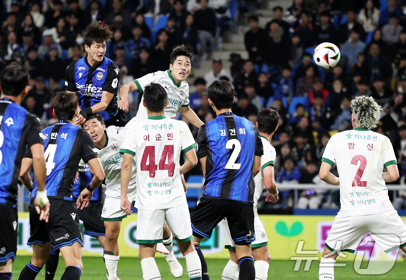 (인천=뉴스1) 오대일 기자 = 10일 오후 인천 중구 인천축구전용경기장에서 열린 '프로축구 하나은행 K리그1 2024 37라운드' 인천 유나이티드와 대전 하나시티즌의 경기에서 인 …