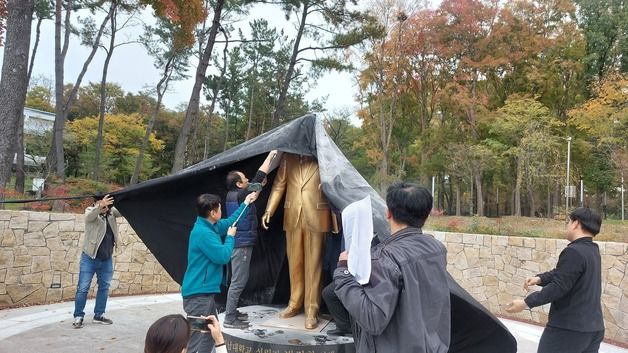 박정희 동상에 밀가루 투척…영남대 민주동문회 "철거하라" 규탄