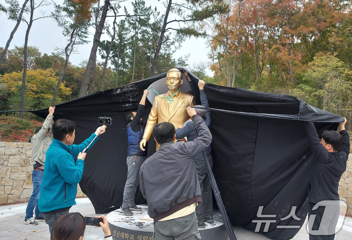 (경산=뉴스1) 공정식 기자 = 영남대학교 민주동문회 회원들이 10일 오후 '민족 사학 영남대 박정희 동상 설치 규탄 기자회견'을 열고 교대 천마아너스파크에 세워진 박정희 전 대통 …