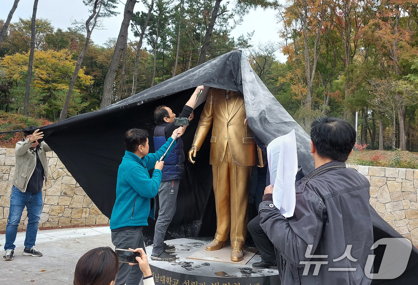 (경산=뉴스1) 공정식 기자 = 영남대학교 민주동문회 회원들이 10일 오후 '민족 사학 영남대 박정희 동상 설치 규탄 기자회견'을 열고 교대 천마아너스파크에 세워진 박정희 전 대통 …