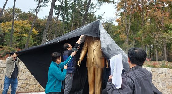 영남대 민주동문회, '박정희 동상 설치 규탄' 기자회견